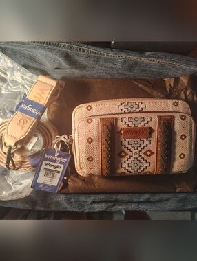 Brand New Wrangler's SouthWest Ladies Crossbody Purse 2 Straps NWT